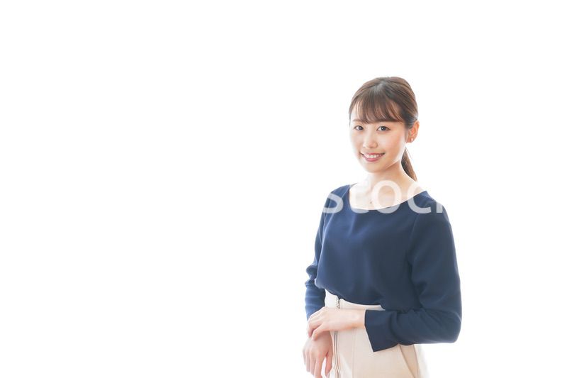 笑顔を見せる若いビジネスウーマン