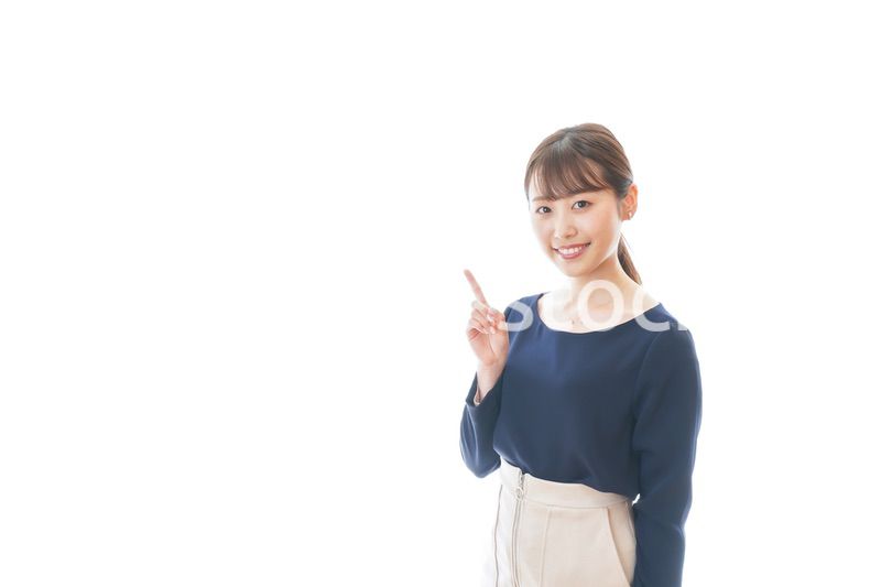 笑顔でアドバイスをする若いビジネスウーマン