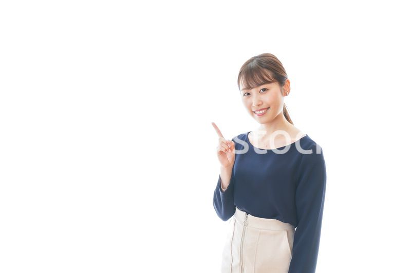 笑顔でアドバイスをする若いビジネスウーマン