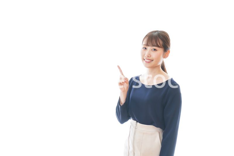 笑顔でアドバイスをする若いビジネスウーマン