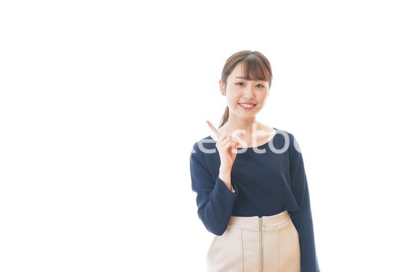 笑顔でアドバイスをする若いビジネスウーマン