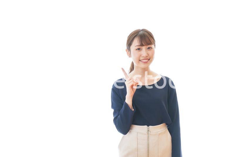 笑顔でアドバイスをする若いビジネスウーマン