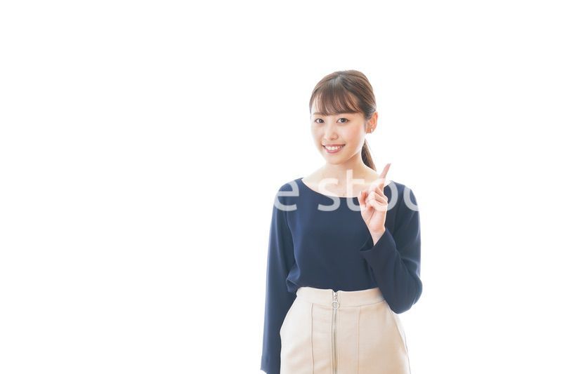 笑顔でアドバイスをする若いビジネスウーマン