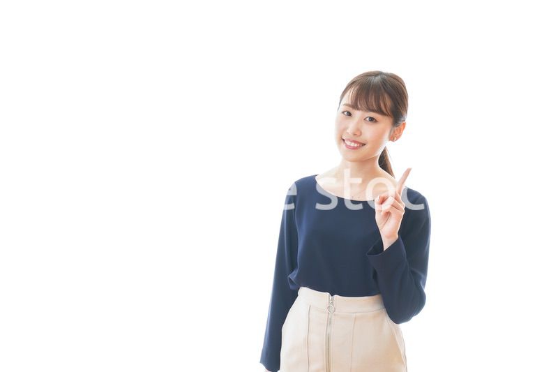 笑顔でアドバイスをする若いビジネスウーマン