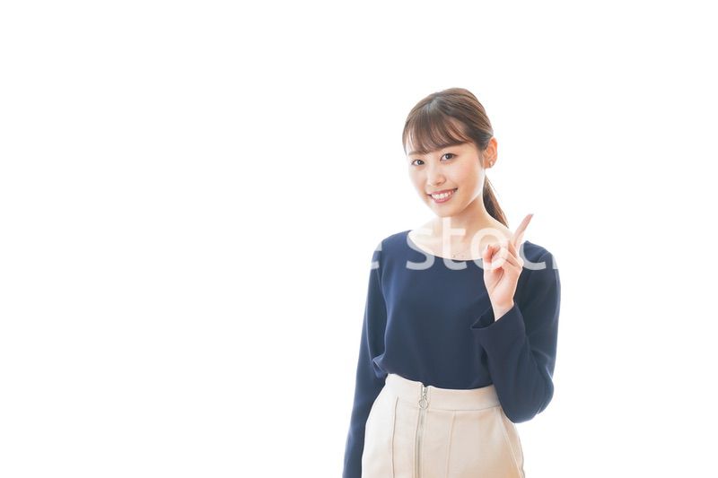 笑顔でアドバイスをする若いビジネスウーマン