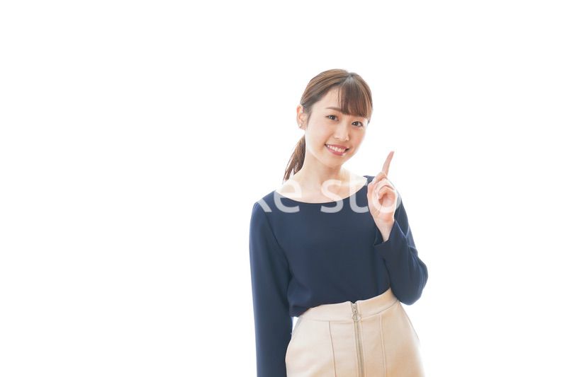 笑顔でアドバイスをする若いビジネスウーマン