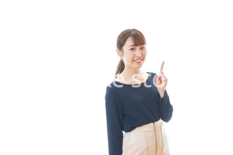 笑顔でアドバイスをする若いビジネスウーマン