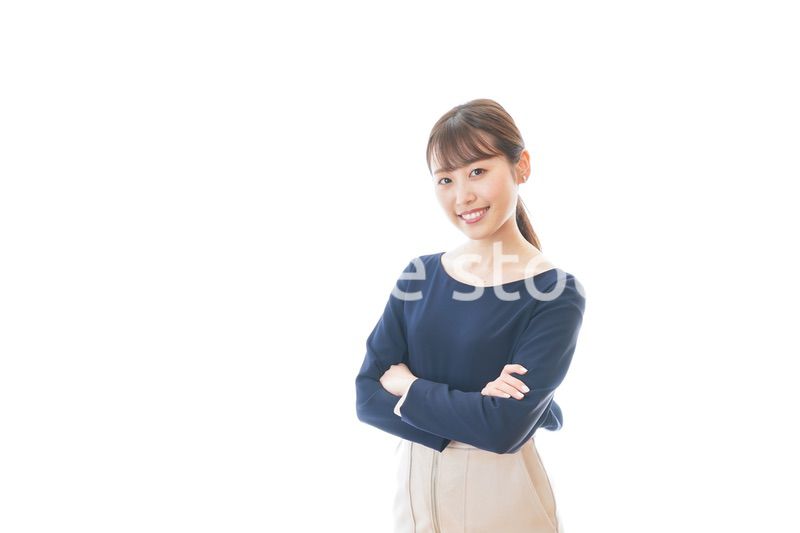 笑顔で腕を組む若いビジネスウーマン
