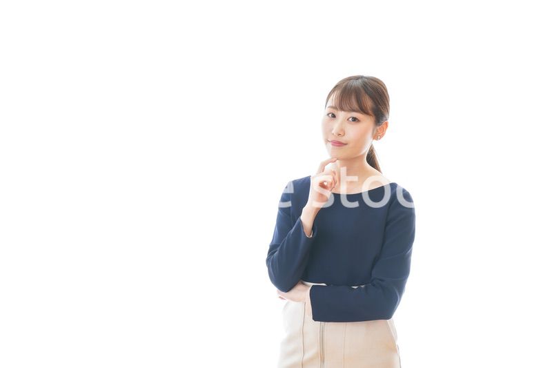 笑顔で考えるビジネスウーマン