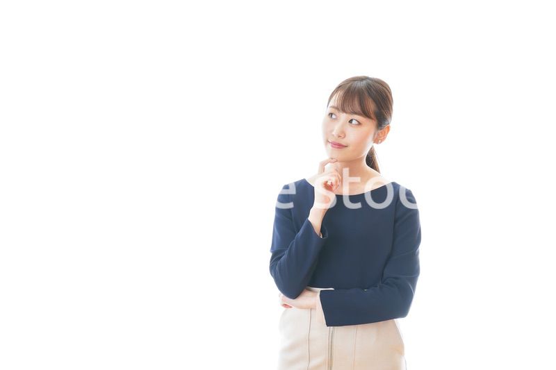 笑顔で考えるビジネスウーマン