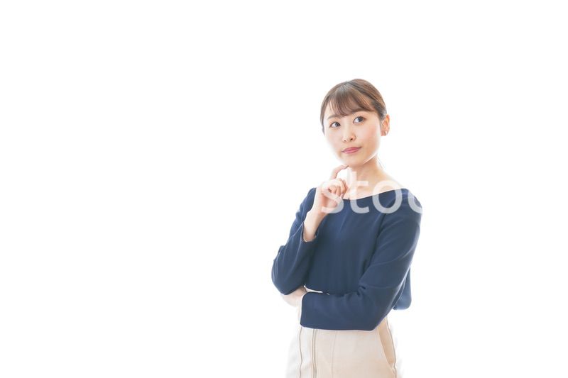 笑顔で考えるビジネスウーマン