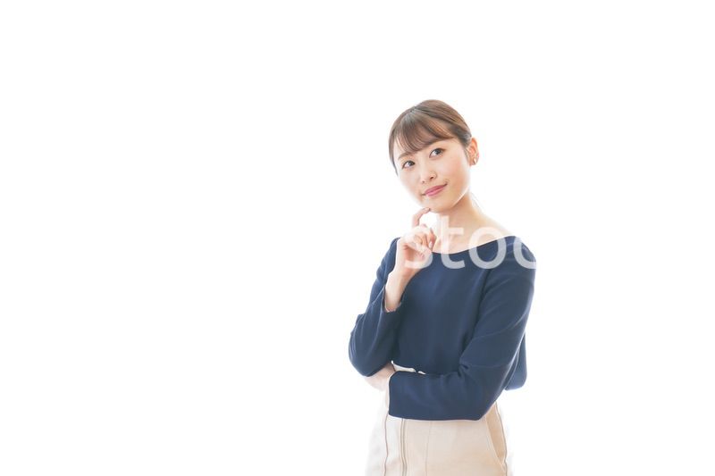 笑顔で考えるビジネスウーマン