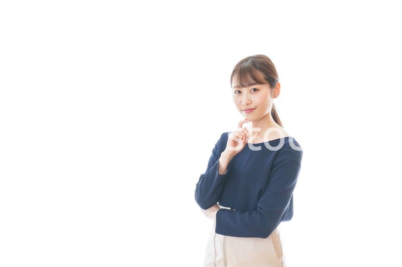 笑顔で考えるビジネスウーマン
