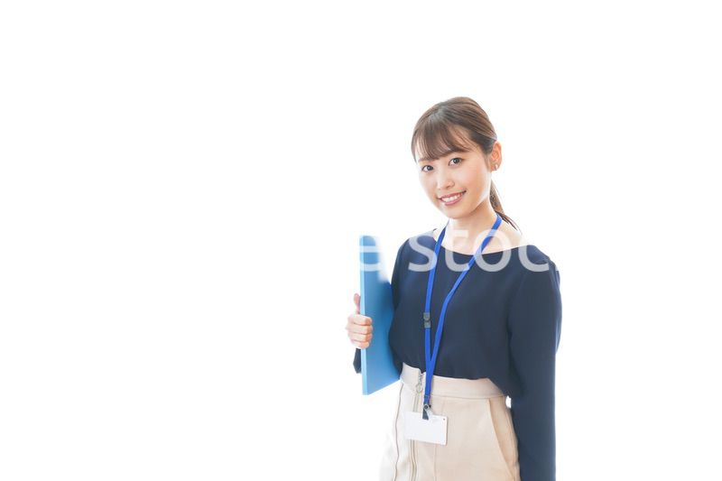 オフィスで働く若いビジネスウーマン