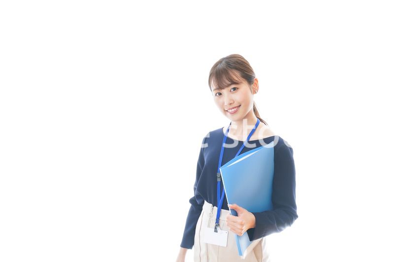 オフィスで働く若いビジネスウーマン