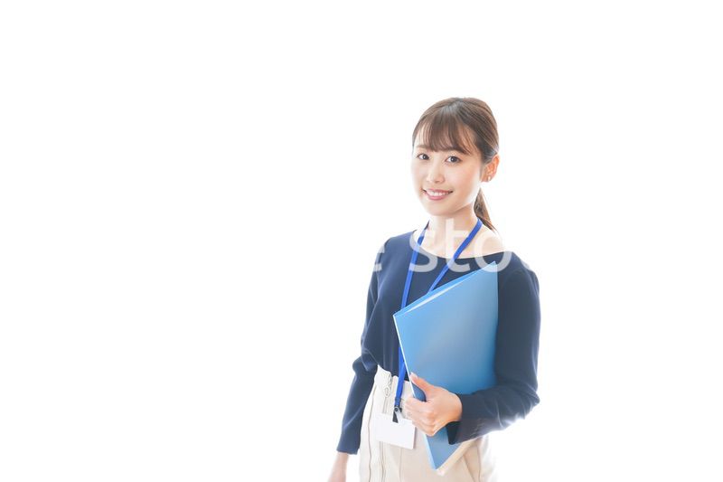 オフィスで働く若いビジネスウーマン