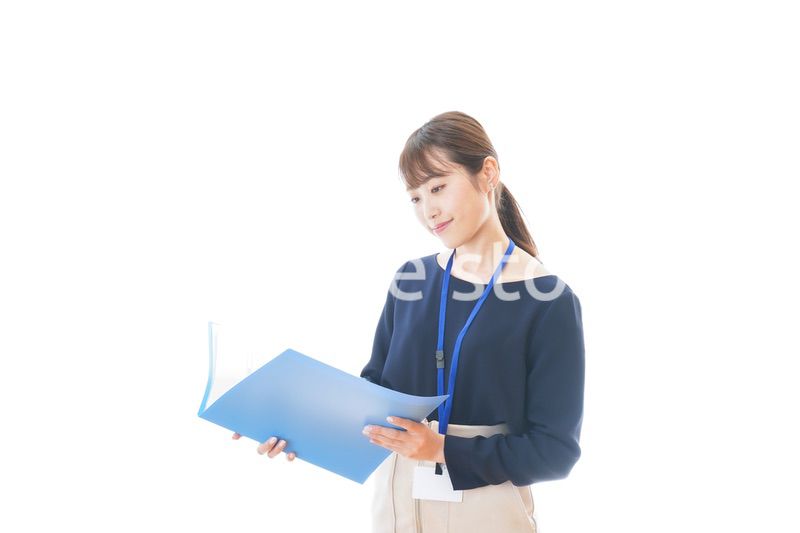 オフィスで働く若いビジネスウーマン