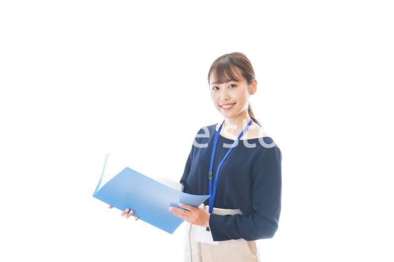 オフィスで働く若いビジネスウーマン