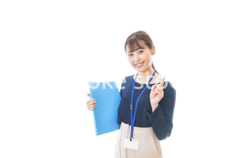 オフィスで働く若いビジネスウーマン