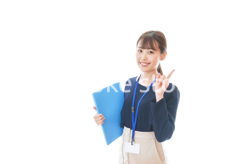 オフィスで働く若いビジネスウーマン