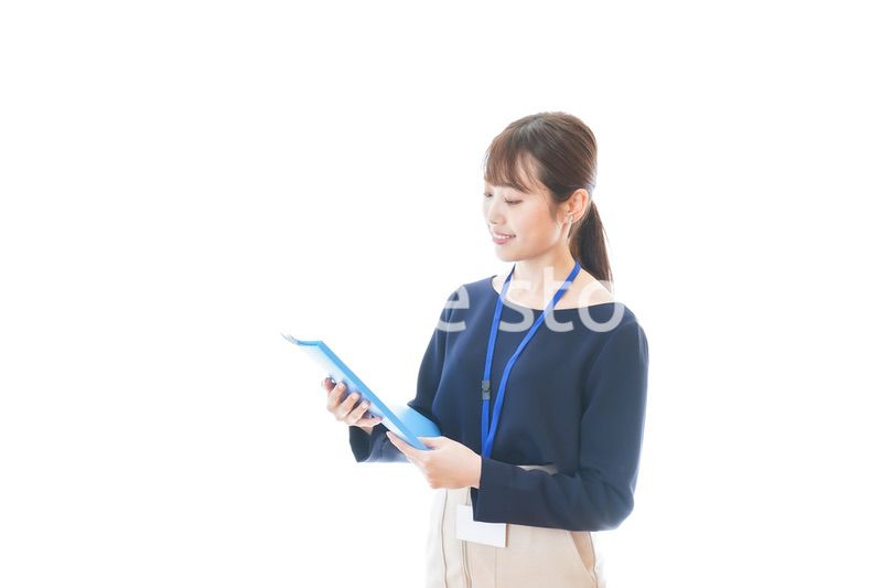 オフィスで働く若いビジネスウーマン