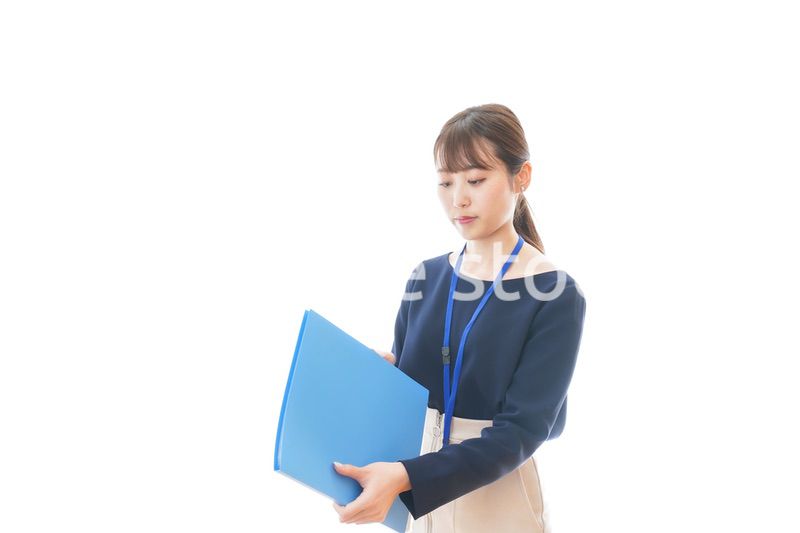 オフィスで働く若いビジネスウーマン