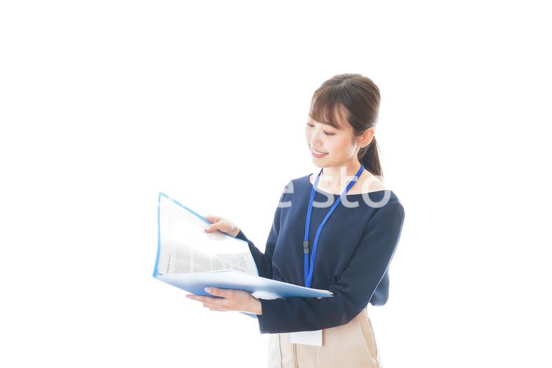 オフィスで働く若いビジネスウーマン