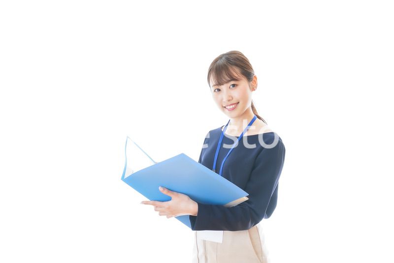 オフィスで働く若いビジネスウーマン