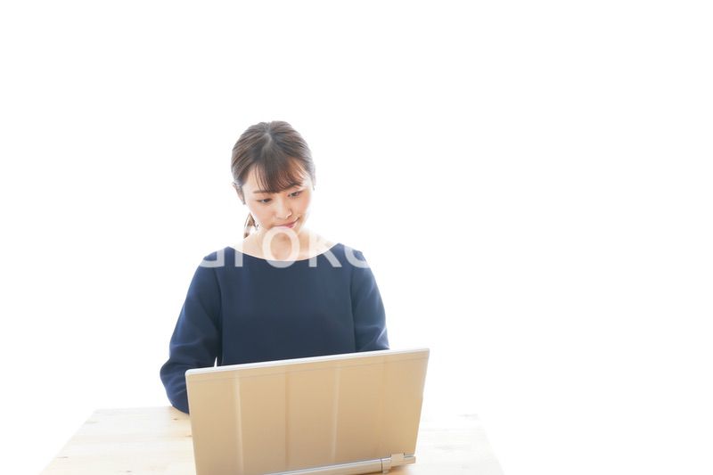 リモートワークをする若いビジネスウーマン