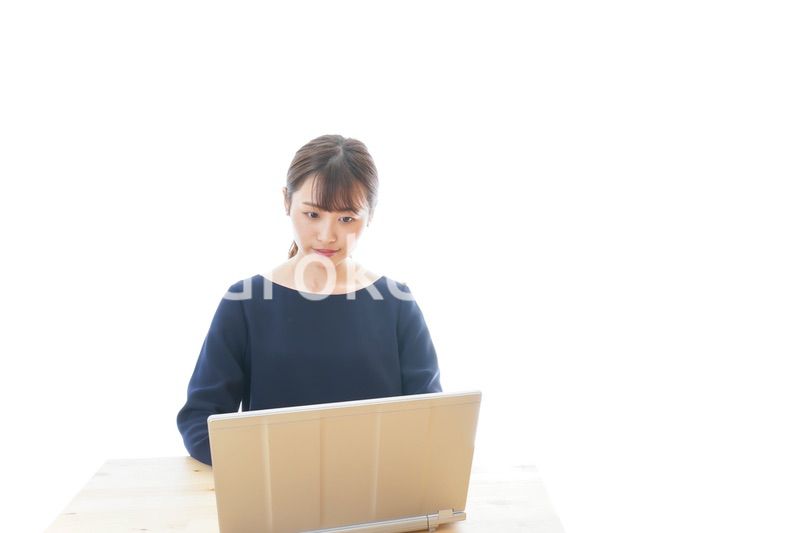 リモートワークをする若いビジネスウーマン