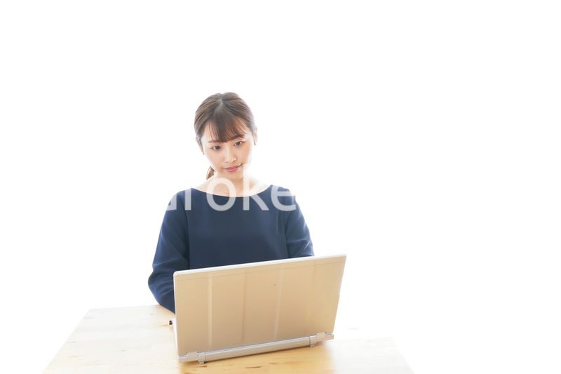 リモートワークをする若いビジネスウーマン