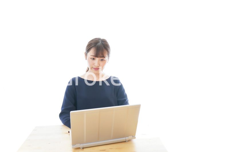 リモートワークをする若いビジネスウーマン