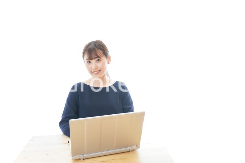 リモートワークをする若いビジネスウーマン