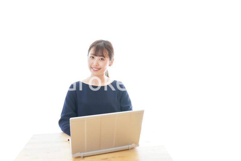 リモートワークをする若いビジネスウーマン