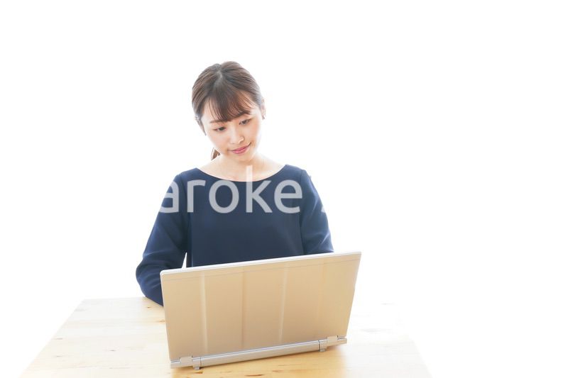 リモートワークをする若いビジネスウーマン