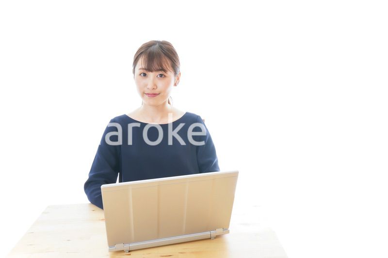 リモートワークをする若いビジネスウーマン