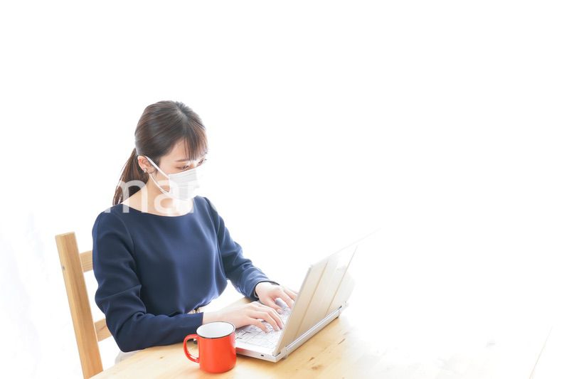 マスクをしてリモートワークをする若いビジネスウーマン