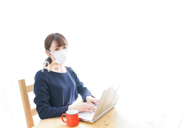 マスクをしてリモートワークをする若いビジネスウーマン
