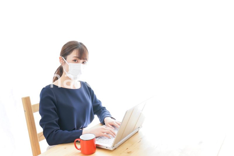 マスクをしてリモートワークをする若いビジネスウーマン
