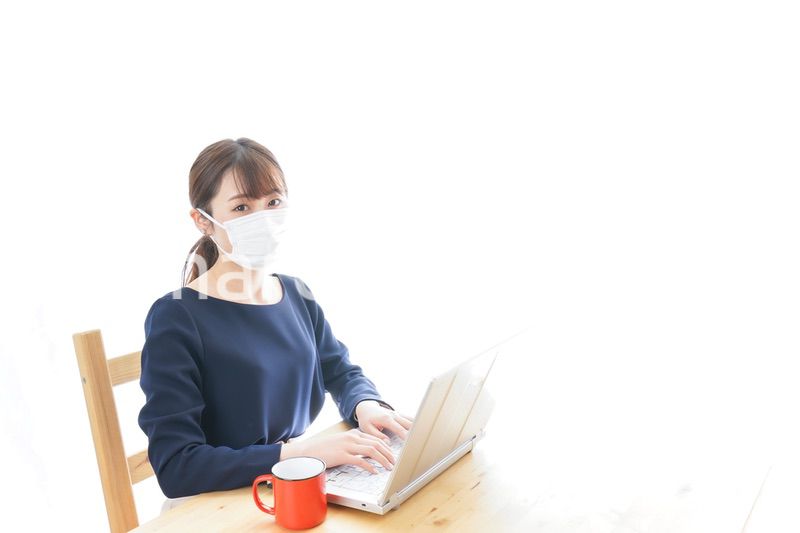 マスクをしてリモートワークをする若いビジネスウーマン