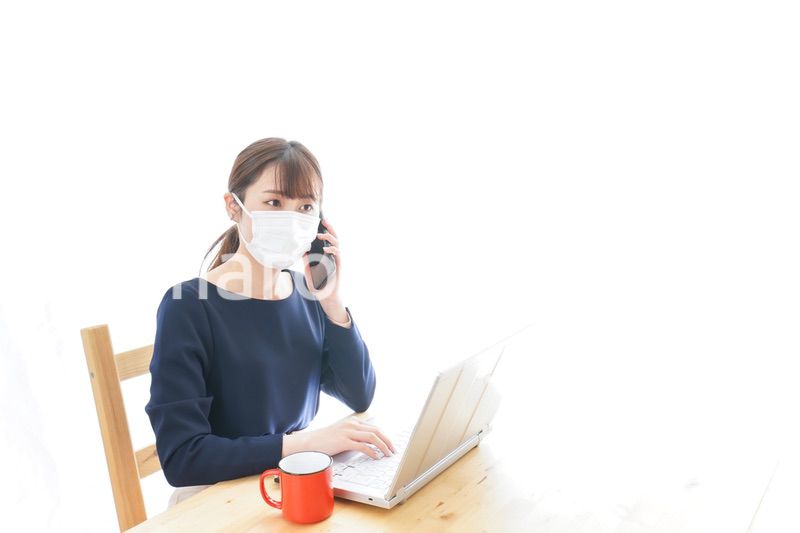マスクをしてリモートワークをする若いビジネスウーマン