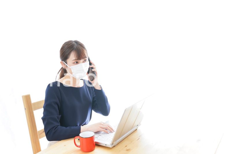 マスクをしてリモートワークをする若いビジネスウーマン
