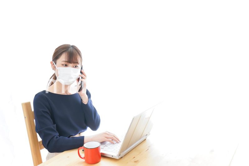 マスクをしてリモートワークをする若いビジネスウーマン