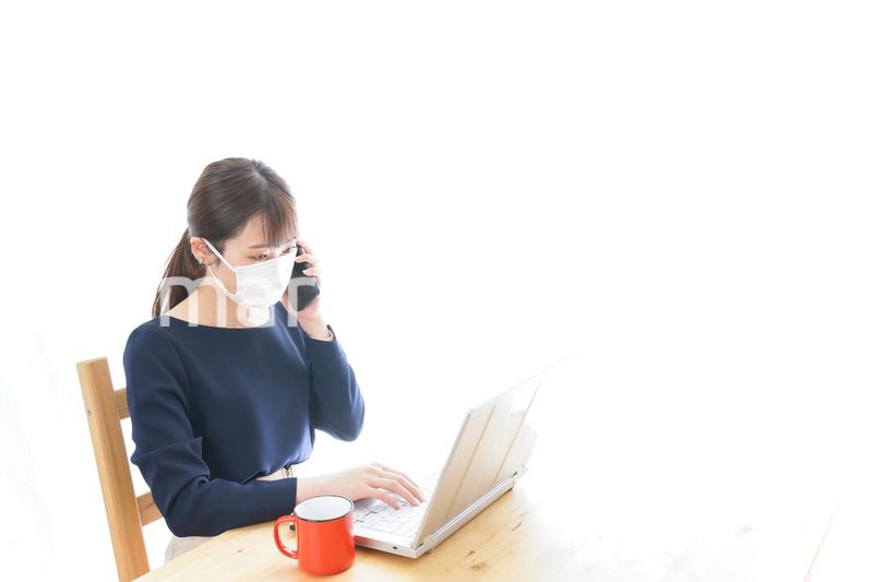 マスクをしてリモートワークをする若いビジネスウーマン