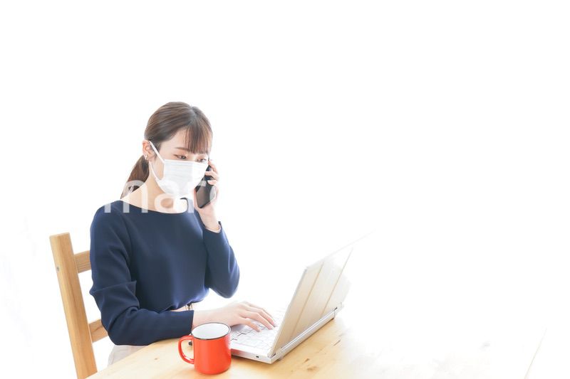マスクをしてリモートワークをする若いビジネスウーマン