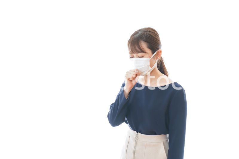 咳の症状がある若いビジネスウーマン