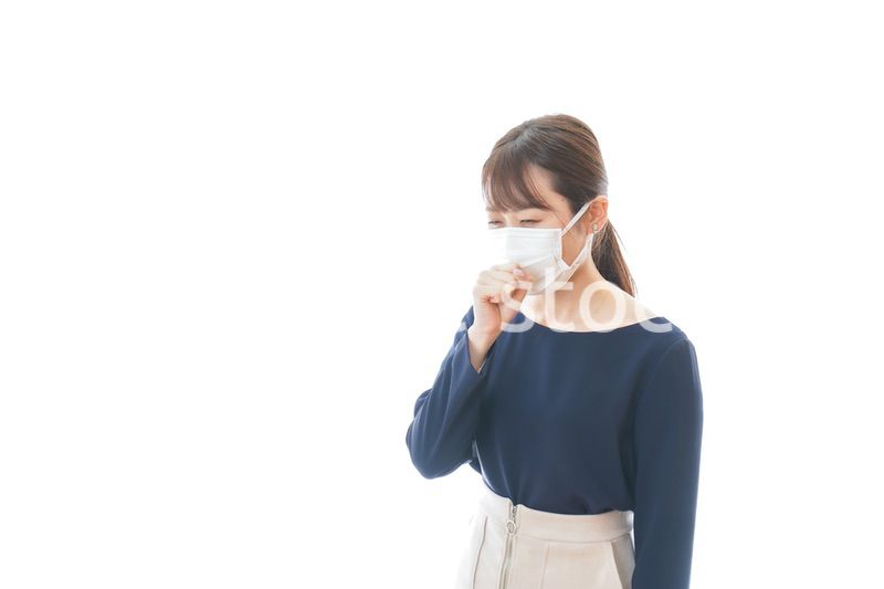咳の症状がある若いビジネスウーマン