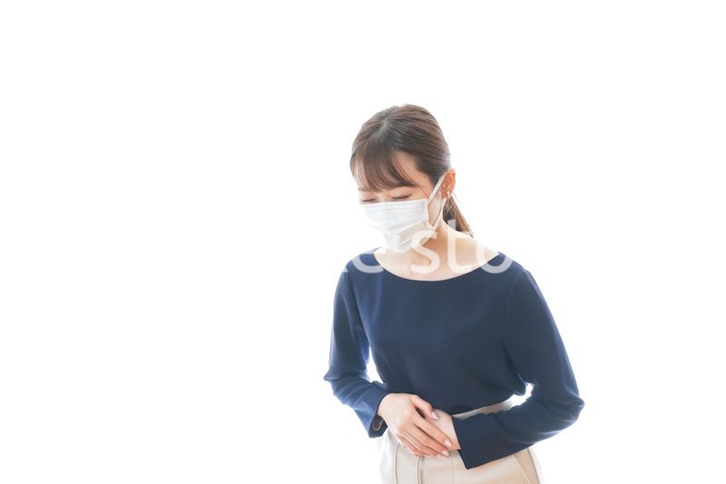 咳の症状がある若いビジネスウーマン