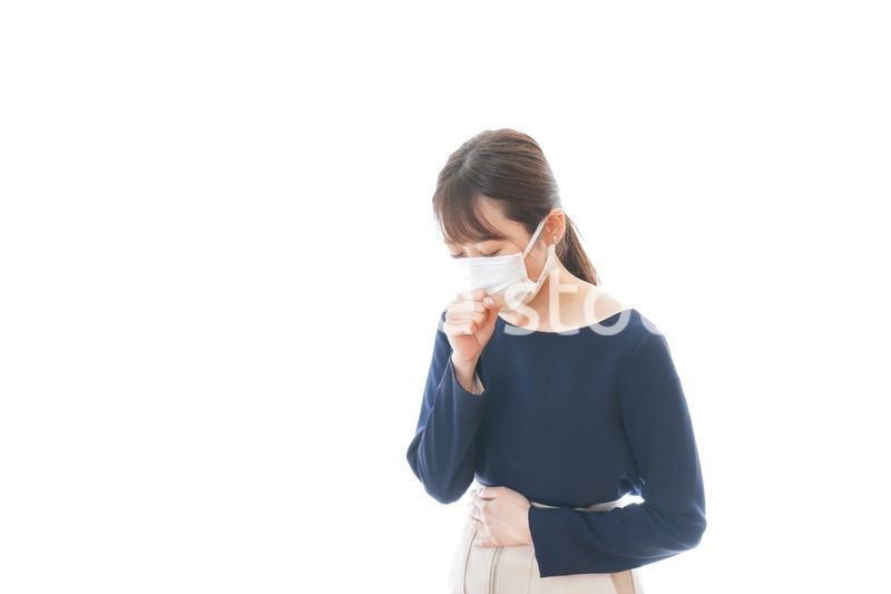 咳の症状がある若いビジネスウーマン