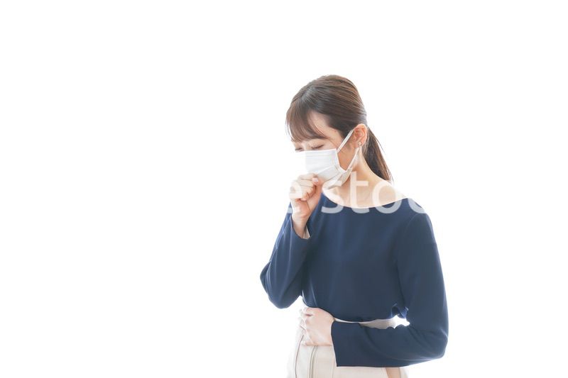 咳の症状がある若いビジネスウーマン
